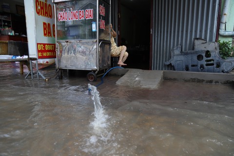 Triều cường lập kỷ lục mới, người Cần Thơ tiếp tục khốn đốn trong nước ngập - Ảnh 5. Triều cường lập kỷ lục mới, người Cần Thơ tiếp tục khốn đốn trong nước ngập - Ảnh 5.