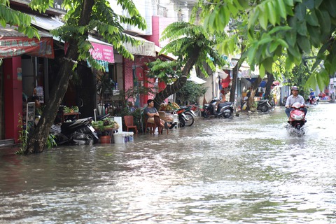 Triều cường lập kỷ lục mới, người Cần Thơ tiếp tục khốn đốn trong nước ngập - Ảnh 3. Triều cường lập kỷ lục mới, người Cần Thơ tiếp tục khốn đốn trong nước ngập - Ảnh 3.
