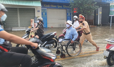 Triều cường lập kỷ lục mới, người Cần Thơ tiếp tục khốn đốn trong nước ngập - Ảnh 9. Triều cường lập kỷ lục mới, người Cần Thơ tiếp tục khốn đốn trong nước ngập - Ảnh 9.