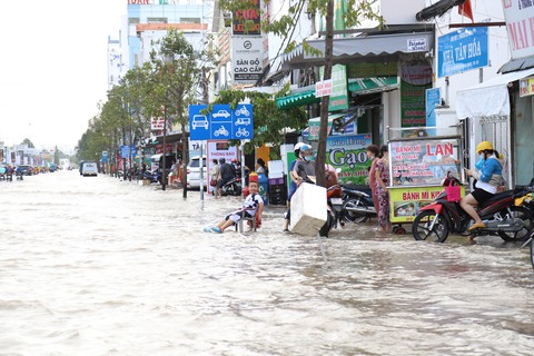 Triều cường lập kỷ lục mới, người Cần Thơ tiếp tục khốn đốn trong nước ngập - Ảnh 11. Triều cường lập kỷ lục mới, người Cần Thơ tiếp tục khốn đốn trong nước ngập - Ảnh 11.