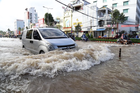 Triều cường lập kỷ lục mới, người Cần Thơ tiếp tục khốn đốn trong nước ngập - Ảnh 8. Triều cường lập kỷ lục mới, người Cần Thơ tiếp tục khốn đốn trong nước ngập - Ảnh 8.