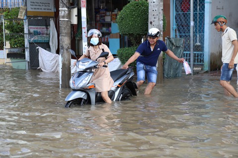 Triều cường lập kỷ lục mới, người Cần Thơ tiếp tục khốn đốn trong nước ngập - Ảnh 1. Triều cường lập kỷ lục mới, người Cần Thơ tiếp tục khốn đốn trong nước ngập - Ảnh 1.