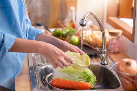 Nhiều người cho rằng thực phẩm là nguyên nhân gây nóng, các chuyên gia nói gì? - Ảnh 1. Nhiều người cho rằng thực phẩm là nguyên nhân gây nóng, các chuyên gia nói gì? - Ảnh 1.
