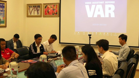 FIFA làm việc với VFF và VPF về công nghệ VAR ở V-League - Ảnh 1. FIFA làm việc với VFF và VPF về công nghệ VAR ở V-League - Ảnh 1.