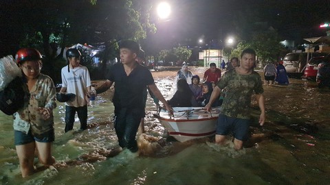 Mưa lớn kéo dài, phường Ghềnh Ráng, Quy Nhơn có nơi ngập sâu cả mét - Ảnh 1. Mưa lớn kéo dài, phường Ghềnh Ráng, Quy Nhơn có nơi ngập sâu cả mét - Ảnh 1.