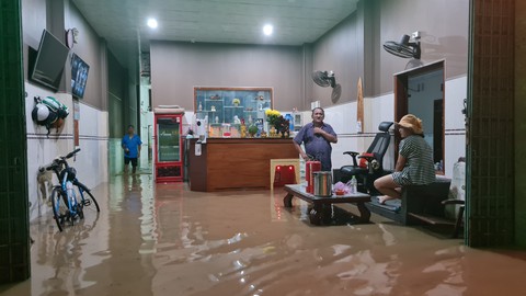 Mưa lớn kéo dài, phường Ghềnh Ráng, Quy Nhơn có nơi ngập sâu cả mét - Ảnh 5. Mưa lớn kéo dài, phường Ghềnh Ráng, Quy Nhơn có nơi ngập sâu cả mét - Ảnh 5.