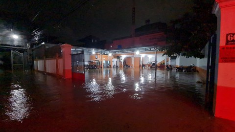 Mưa lớn kéo dài, phường Ghềnh Ráng, Quy Nhơn có nơi ngập sâu cả mét - Ảnh 7. Mưa lớn kéo dài, phường Ghềnh Ráng, Quy Nhơn có nơi ngập sâu cả mét - Ảnh 7.