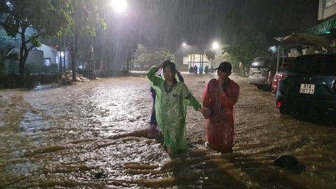 Mưa lớn kéo dài, phường Ghềnh Ráng, Quy Nhơn có nơi ngập sâu cả mét - Ảnh 2. Mưa lớn kéo dài, phường Ghềnh Ráng, Quy Nhơn có nơi ngập sâu cả mét - Ảnh 2.
