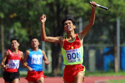 Kịch tính trên đường chạy tiếp sức vô địch quốc gia 2022 - Ảnh 1. Kịch tính trên đường chạy tiếp sức vô địch quốc gia 2022 - Ảnh 1.