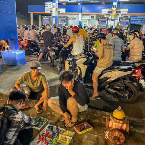 Muôn kiểu đổ xăng của người Việt - Ảnh 1. Muôn kiểu đổ xăng của người Việt - Ảnh 1.