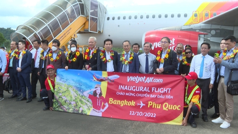 Phú Quốc đón chuyến bay thẳng đầu tiên chở 126 khách từ Bangkok - Ảnh 1. Phú Quốc đón chuyến bay thẳng đầu tiên chở 126 khách từ Bangkok - Ảnh 1.
