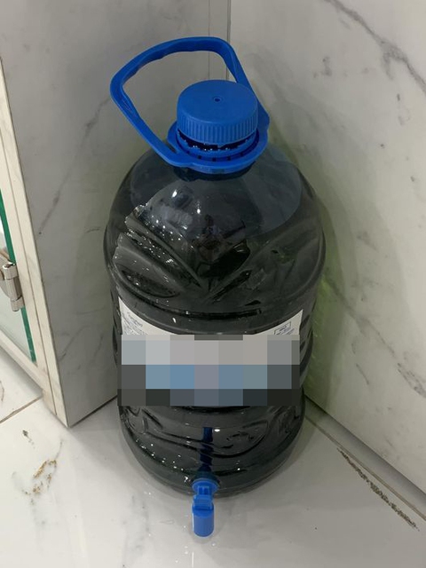 Nữ bác sĩ vừa sợ vừa xúc động khi được tặng... một bình xăng - Ảnh 1. Nữ bác sĩ vừa sợ vừa xúc động khi được tặng... một bình xăng - Ảnh 1.