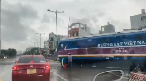 TP.HCM yêu cầu xử lý nghiêm vụ đầu máy tàu hỏa vào đường ngang khi chắn chưa đóng - Ảnh 1. TP.HCM yêu cầu xử lý nghiêm vụ đầu máy tàu hỏa vào đường ngang khi chắn chưa đóng - Ảnh 1.