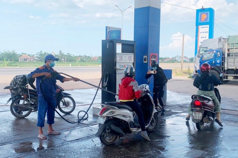 Muôn kiểu đổ xăng của người Việt - Ảnh 3. Muôn kiểu đổ xăng của người Việt - Ảnh 3.