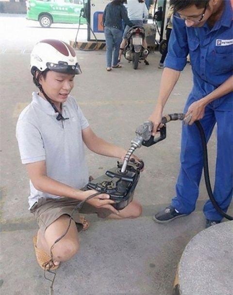 Muôn kiểu đổ xăng của người Việt - Ảnh 5. Muôn kiểu đổ xăng của người Việt - Ảnh 5.