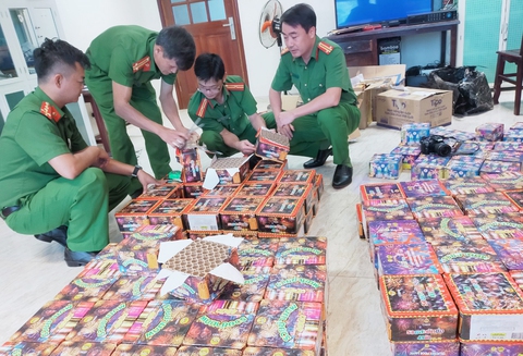 Tạm giữ hình sự 7 nghi phạm để điều tra vụ mua bán gần 350 pháo hoa nổ - Ảnh 2. Tạm giữ hình sự 7 nghi phạm để điều tra vụ mua bán gần 350 pháo hoa nổ - Ảnh 2.