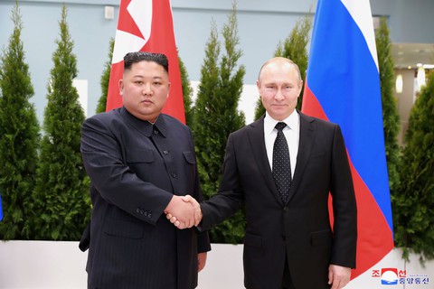 Bức ảnh ông Kim Jong Un đến Nga gặp ông Putin năm 2022 là tin giả - Ảnh 1. Bức ảnh ông Kim Jong Un đến Nga gặp ông Putin năm 2022 là tin giả - Ảnh 1.