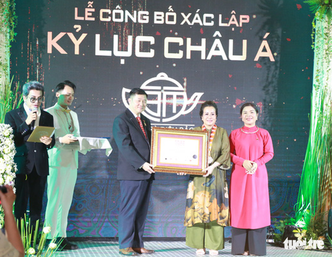 Bộ sưu tập hơn 1.000 ấm chén tử sa được xác lập kỷ lục châu Á - Ảnh 1. Bộ sưu tập hơn 1.000 ấm chén tử sa được xác lập kỷ lục châu Á - Ảnh 1.