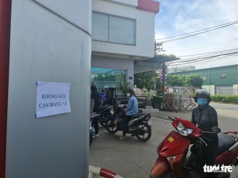 TP.HCM: Người dân mua xăng dễ dàng nhưng tình trạng bán nhỏ giọt vẫn còn - Ảnh 9. TP.HCM: Người dân mua xăng dễ dàng nhưng tình trạng bán nhỏ giọt vẫn còn - Ảnh 9.