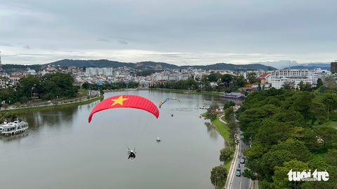 Đà Lạt có dịch vụ bay dù lượn ngắm cảnh trên hồ Xuân Hương - Ảnh 1. Đà Lạt có dịch vụ bay dù lượn ngắm cảnh trên hồ Xuân Hương - Ảnh 1.