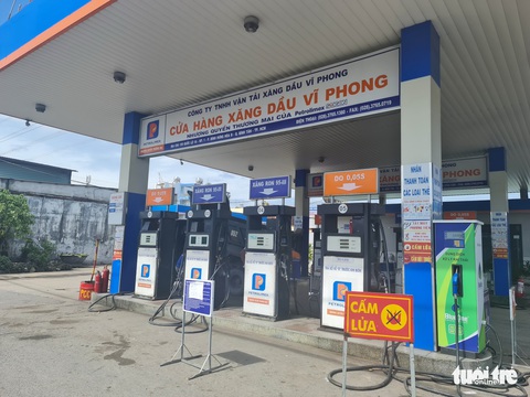 TP.HCM: Người dân mua xăng dễ dàng nhưng tình trạng bán nhỏ giọt vẫn còn - Ảnh 4. TP.HCM: Người dân mua xăng dễ dàng nhưng tình trạng bán nhỏ giọt vẫn còn - Ảnh 4.