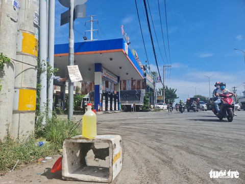 TP.HCM: Người dân mua xăng dễ dàng nhưng tình trạng bán nhỏ giọt vẫn còn - Ảnh 5. TP.HCM: Người dân mua xăng dễ dàng nhưng tình trạng bán nhỏ giọt vẫn còn - Ảnh 5.
