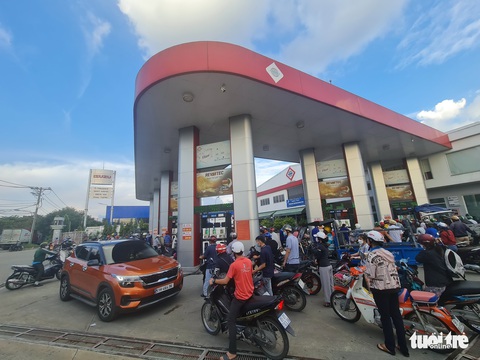 TP.HCM: Người dân mua xăng dễ dàng nhưng tình trạng bán nhỏ giọt vẫn còn - Ảnh 8. TP.HCM: Người dân mua xăng dễ dàng nhưng tình trạng bán nhỏ giọt vẫn còn - Ảnh 8.