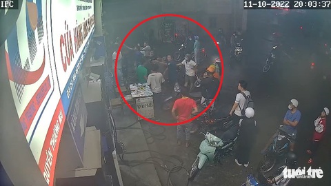 Ẩu đả vì mua 5 lít xăng, nhân viên giải thích... chỉ bán 1,5 lít - Ảnh 2. Ẩu đả vì mua 5 lít xăng, nhân viên giải thích... chỉ bán 1,5 lít - Ảnh 2.