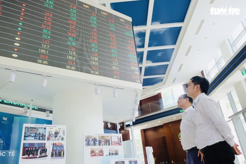 Lãnh đạo nhiều công ty bất động sản tranh thủ gom cổ phiếu giữa lúc thị trường chao đảo - Ảnh 1. Lãnh đạo nhiều công ty bất động sản tranh thủ gom cổ phiếu giữa lúc thị trường chao đảo - Ảnh 1.
