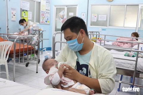 TP.HCM: Trẻ mắc bệnh đường hô hấp tăng mạnh - Ảnh 2. TP.HCM: Trẻ mắc bệnh đường hô hấp tăng mạnh - Ảnh 2.