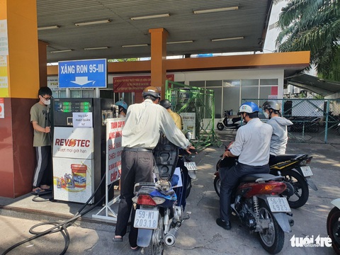 TP.HCM: Người dân mua xăng dễ dàng nhưng tình trạng bán nhỏ giọt vẫn còn - Ảnh 3. TP.HCM: Người dân mua xăng dễ dàng nhưng tình trạng bán nhỏ giọt vẫn còn - Ảnh 3.