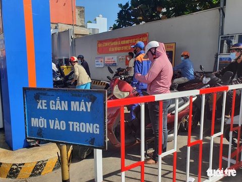 TP.HCM: Người dân mua xăng dễ dàng nhưng tình trạng bán nhỏ giọt vẫn còn - Ảnh 6. TP.HCM: Người dân mua xăng dễ dàng nhưng tình trạng bán nhỏ giọt vẫn còn - Ảnh 6.