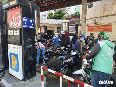 TP.HCM: Người dân mua xăng dễ dàng nhưng tình trạng bán nhỏ giọt vẫn còn - Ảnh 1. TP.HCM: Người dân mua xăng dễ dàng nhưng tình trạng bán nhỏ giọt vẫn còn - Ảnh 1.