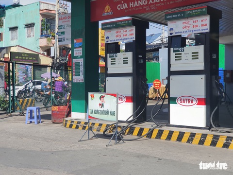 TP.HCM: Người dân mua xăng dễ dàng nhưng tình trạng bán nhỏ giọt vẫn còn - Ảnh 7. TP.HCM: Người dân mua xăng dễ dàng nhưng tình trạng bán nhỏ giọt vẫn còn - Ảnh 7.