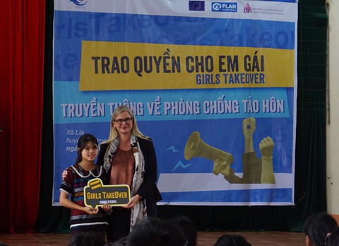 Bé gái dân tộc Vân Kiều của Việt Nam được trao quyền Đại sứ Thụy Điển - Ảnh 1. Bé gái dân tộc Vân Kiều của Việt Nam được trao quyền Đại sứ Thụy Điển - Ảnh 1.