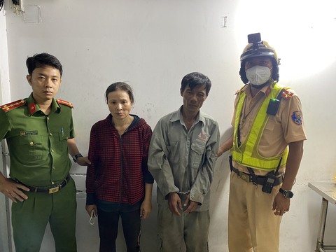 CSGT bắt đôi nam nữ chạy xe lôi không biển số, trộm nắp cống ở quận 1 - Ảnh 1. CSGT bắt đôi nam nữ chạy xe lôi không biển số, trộm nắp cống ở quận 1 - Ảnh 1.