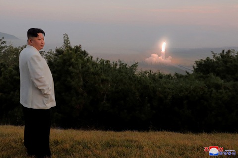Nhà lãnh đạo Triều Tiên Kim Jong Un giám sát vụ phóng 2 tên lửa hành trình - Ảnh 1. Nhà lãnh đạo Triều Tiên Kim Jong Un giám sát vụ phóng 2 tên lửa hành trình - Ảnh 1.