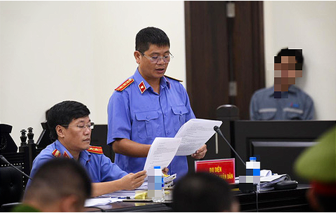 Đề nghị tử hình kẻ đóng 10 chiếc đinh vào đầu bé gái 3 tuổi - Ảnh 2. Đề nghị tử hình kẻ đóng 10 chiếc đinh vào đầu bé gái 3 tuổi - Ảnh 2.