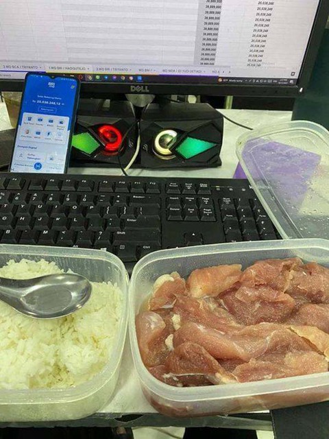 Ảnh vui: Chủ nhà nhắc khéo tài xế đậu ô tô chắn cửa cổng - Ảnh 3. Ảnh vui: Chủ nhà nhắc khéo tài xế đậu ô tô chắn cửa cổng - Ảnh 3.