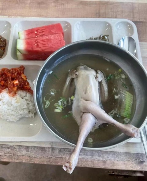 Ảnh vui: Chủ nhà nhắc khéo tài xế đậu ô tô chắn cửa cổng - Ảnh 4. Ảnh vui: Chủ nhà nhắc khéo tài xế đậu ô tô chắn cửa cổng - Ảnh 4.