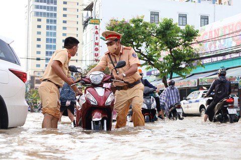 Triều cường vẫn tiếp tục dâng cao, trung tâm Cần Thơ chìm trong biển nước - Ảnh 2. Triều cường vẫn tiếp tục dâng cao, trung tâm Cần Thơ chìm trong biển nước - Ảnh 2.
