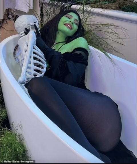 Kylie Jenner sơn người xanh lét, ôm bộ xương mô hình tạo dáng trong bồn tắm - Ảnh 2. Kylie Jenner sơn người xanh lét, ôm bộ xương mô hình tạo dáng trong bồn tắm - Ảnh 2.