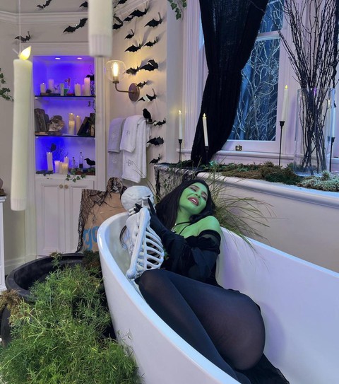 Kylie Jenner sơn người xanh lét, ôm bộ xương mô hình tạo dáng trong bồn tắm - Ảnh 1. Kylie Jenner sơn người xanh lét, ôm bộ xương mô hình tạo dáng trong bồn tắm - Ảnh 1.