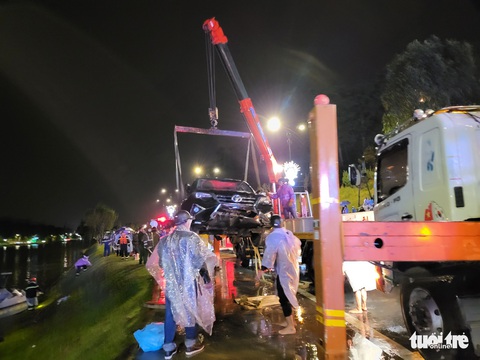 Xe hơi chở du khách lao xuống hồ Xuân Hương, 2 người chết - Ảnh 1. Xe hơi chở du khách lao xuống hồ Xuân Hương, 2 người chết - Ảnh 1.