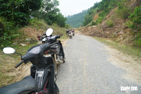 Quảng Nam: Mưa tạnh nhưng đường vẫn ngập, sạt lở nghiêm trọng - Ảnh 5. Quảng Nam: Mưa tạnh nhưng đường vẫn ngập, sạt lở nghiêm trọng - Ảnh 5.