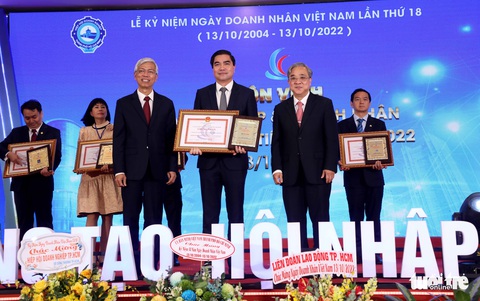Tôn vinh 98 doanh nghiệp và 98 doanh nhân TP.HCM tiêu biểu - Ảnh 1. Tôn vinh 98 doanh nghiệp và 98 doanh nhân TP.HCM tiêu biểu - Ảnh 1.