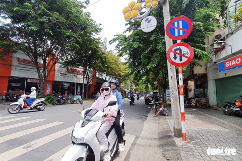 Dân kêu khổ vì biển báo đậu ô tô ngày chẵn, ngày lẻ chưa hợp lý - Ảnh 1. Dân kêu khổ vì biển báo đậu ô tô ngày chẵn, ngày lẻ chưa hợp lý - Ảnh 1.