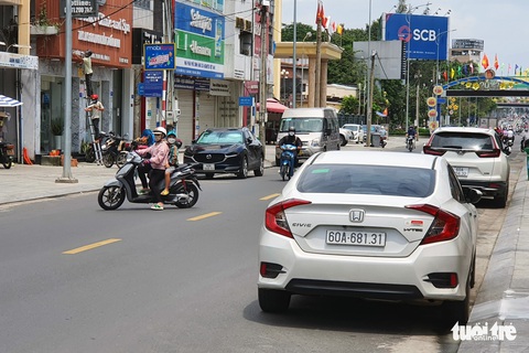 Dân kêu khổ vì biển báo đậu ô tô ngày chẵn, ngày lẻ chưa hợp lý - Ảnh 2. Dân kêu khổ vì biển báo đậu ô tô ngày chẵn, ngày lẻ chưa hợp lý - Ảnh 2.