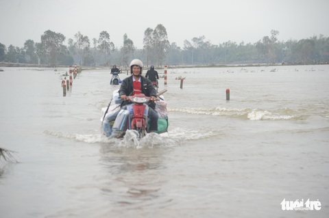 Quảng Nam: Mưa tạnh nhưng đường vẫn ngập, sạt lở nghiêm trọng - Ảnh 7. Quảng Nam: Mưa tạnh nhưng đường vẫn ngập, sạt lở nghiêm trọng - Ảnh 7.