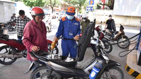 Xăng dầu biến động cũng do khâu trung gian phân phối - Ảnh 1. Xăng dầu biến động cũng do khâu trung gian phân phối - Ảnh 1.